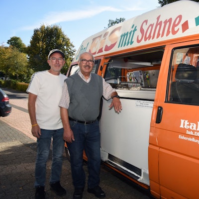 Das Foto zeigt Michael und Luca Di Natale vor einem Eiswagen.