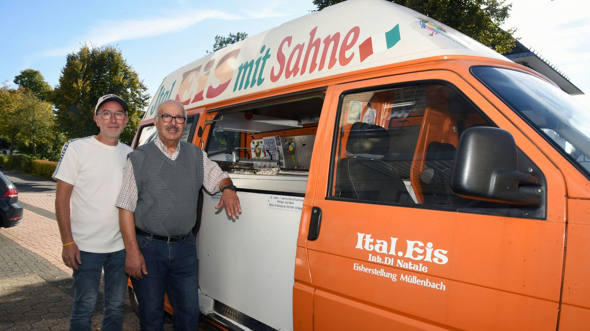 Das Foto zeigt Michael und Luca Di Natale vor einem Eiswagen.