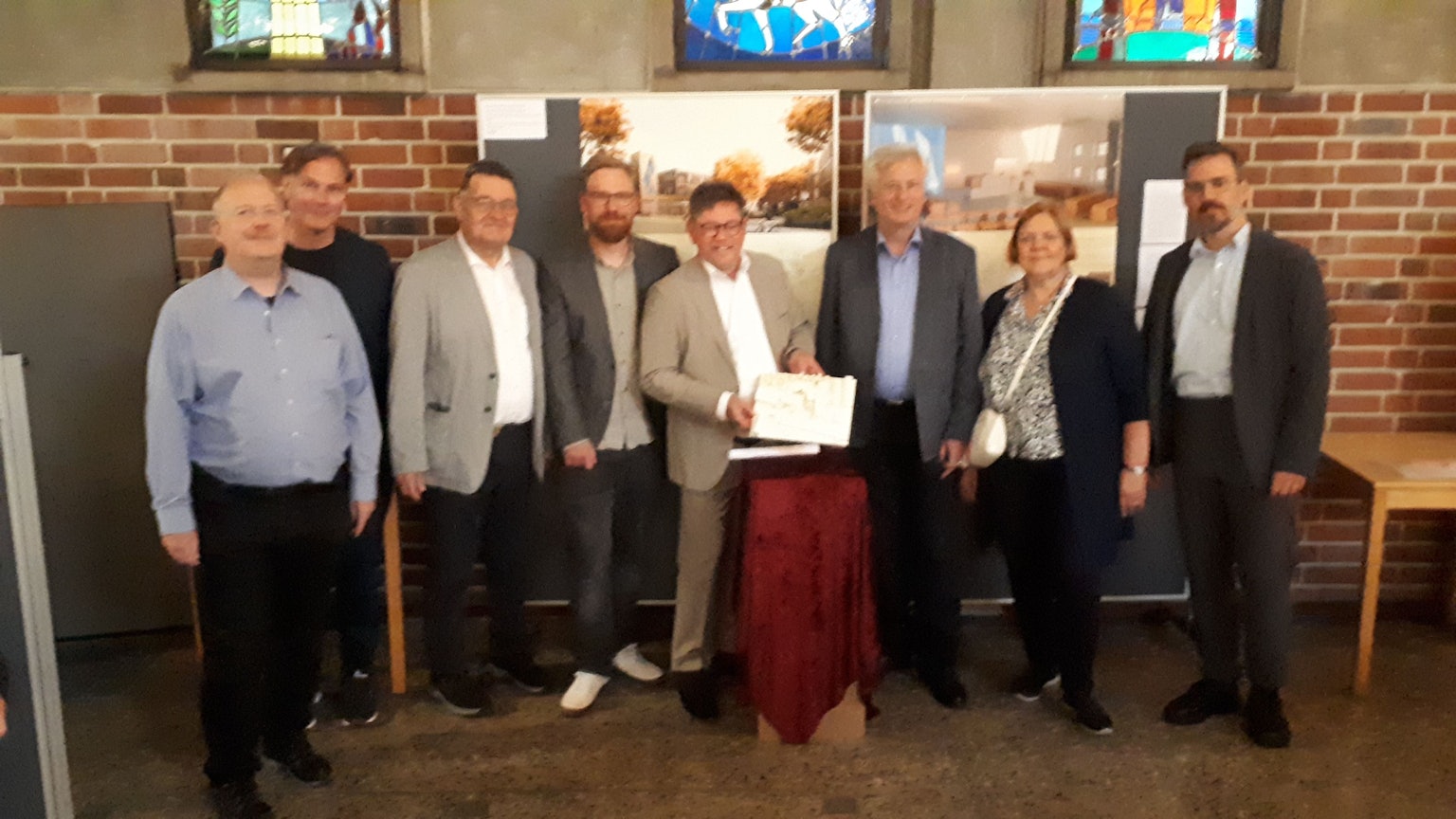 Mehrere Männer und eine Frau stehen nebeneinander.