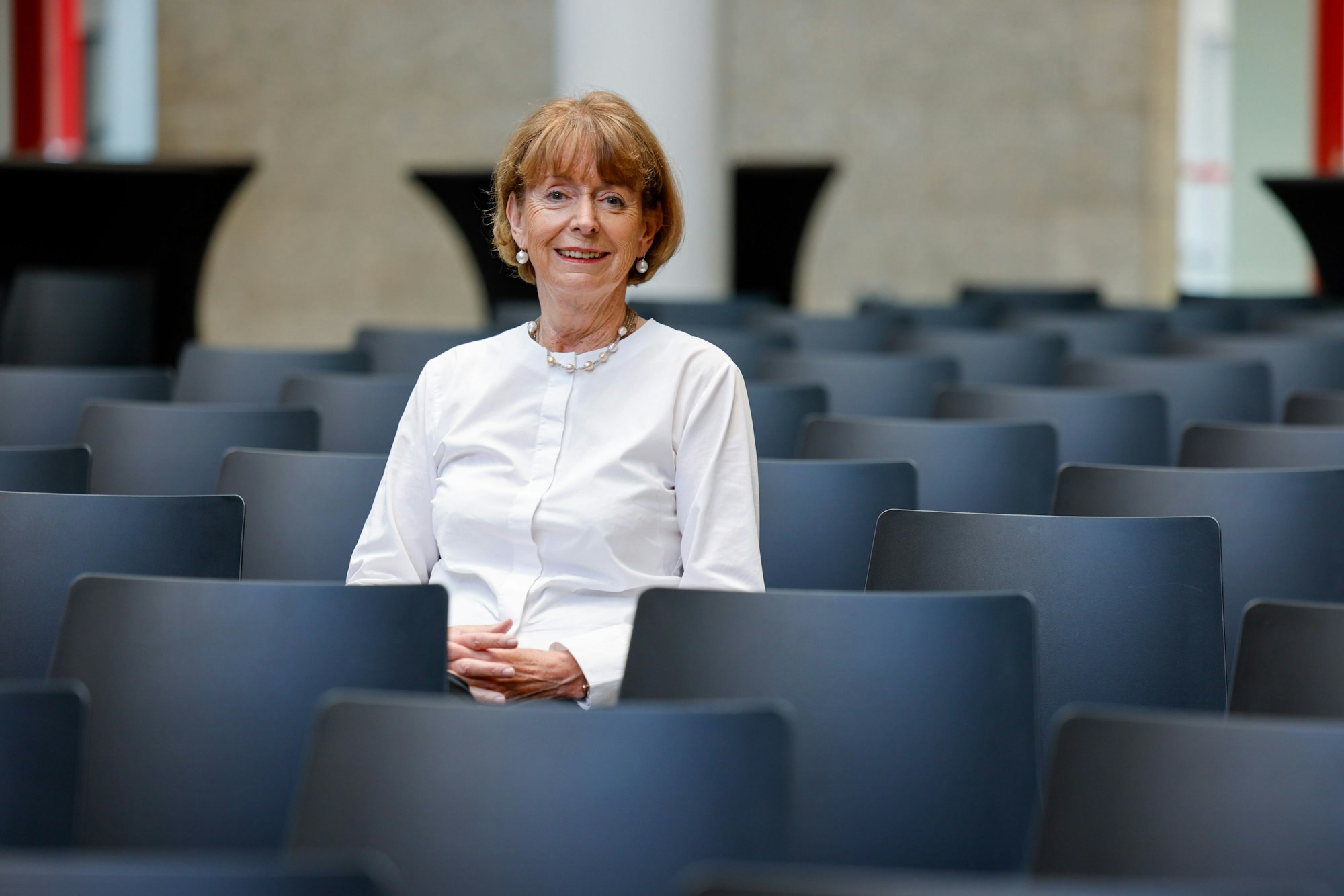 Platz genommen in der Piazzetta des Kölner Rathauses: Auch in diesem Saal hat Henriette Reker Spuren hinterlassen. Ein freundliches Entree war ihr wichtig.