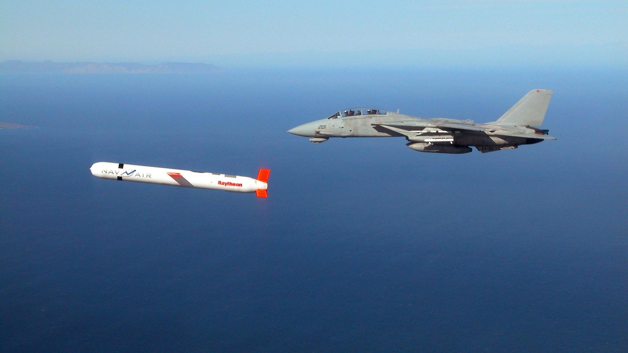 Ein Tomahawk-Marschflugkörper beim Flug, im Hintergrund ist ein F14-Kampfflugzeug zu sehen. (Archivbild)