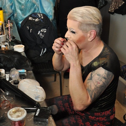 René Berlin schminkt sich in einer Garderobe.