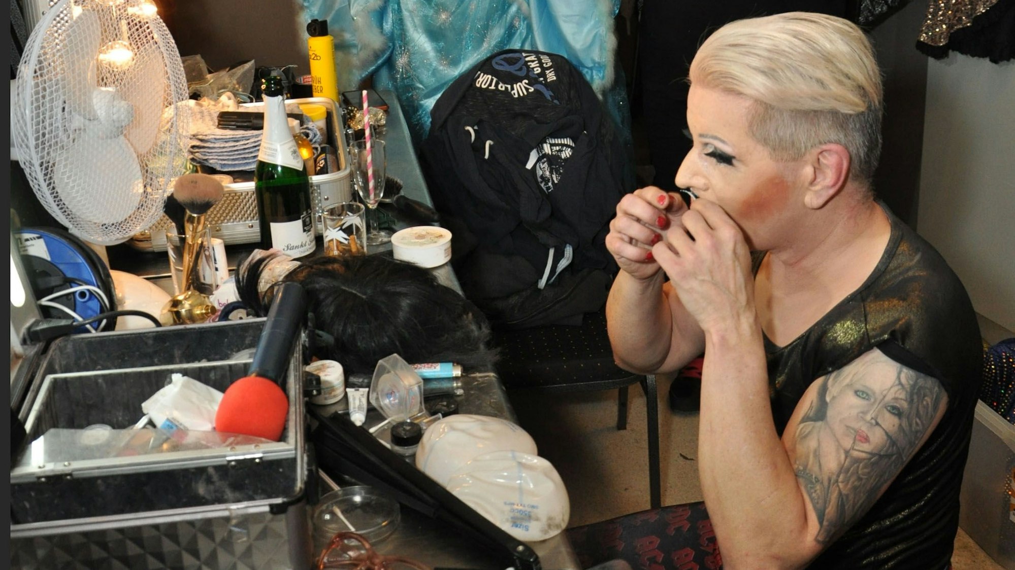 René Berlin schminkt sich in einer Garderobe.