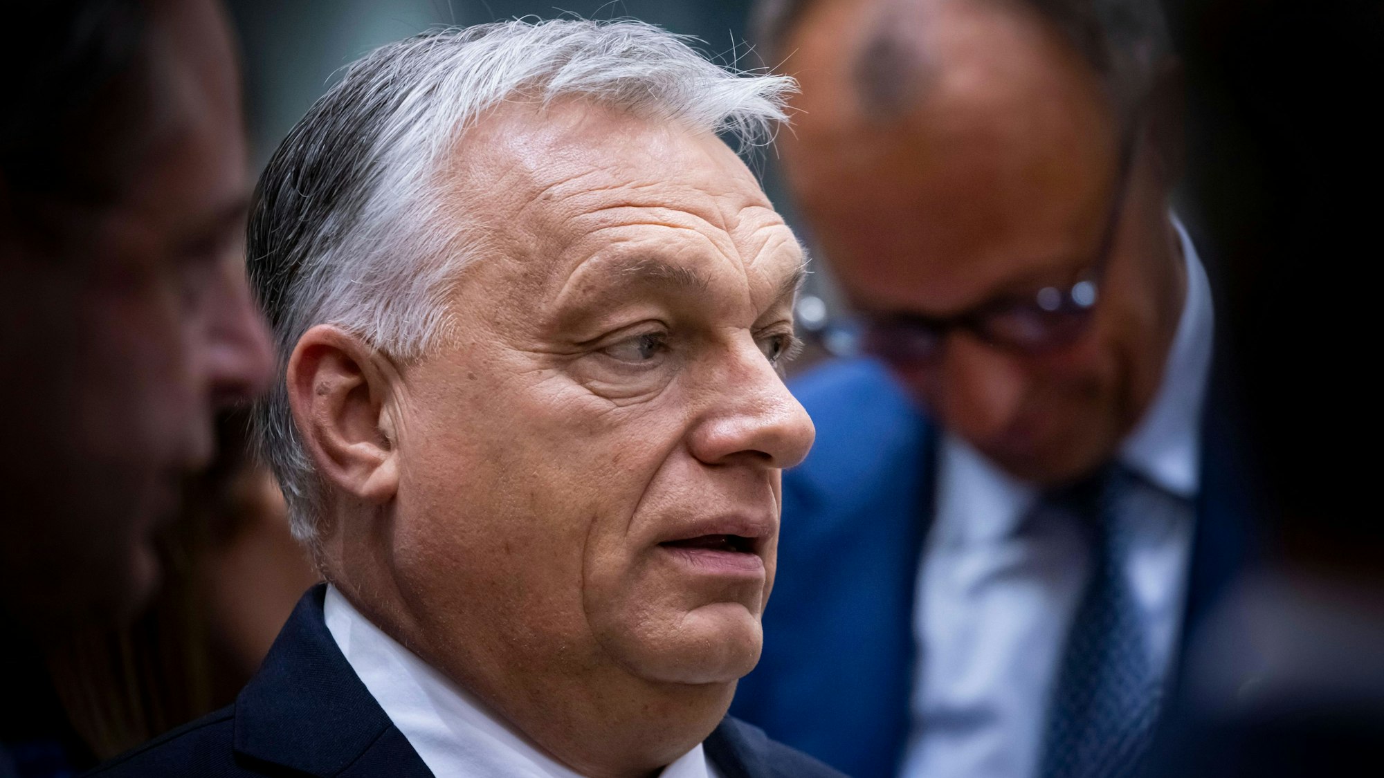 Ungarns Ministerpräsident Viktor Orbán. Im Hintergrund ist Bundeskanzler Friedrich Merz zu sehen. Der Ungar wirft der EU vor, in den Krieg gegen Russland ziehen zu wollen. (Archivbild)