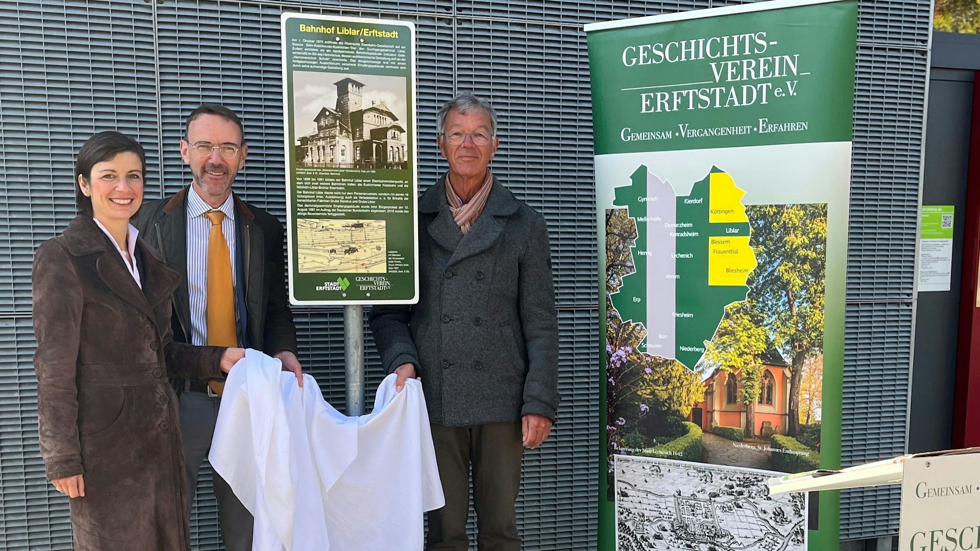 Zu sehen sind Bürgermeisterin Carolin Weitzel, Dr. Frank Bartsch, Leiter des Stadtarchivs, und Thomas Depka, Vorsitzender des Geschichtsverein bei der Einweihung der Erinnerungstafel.