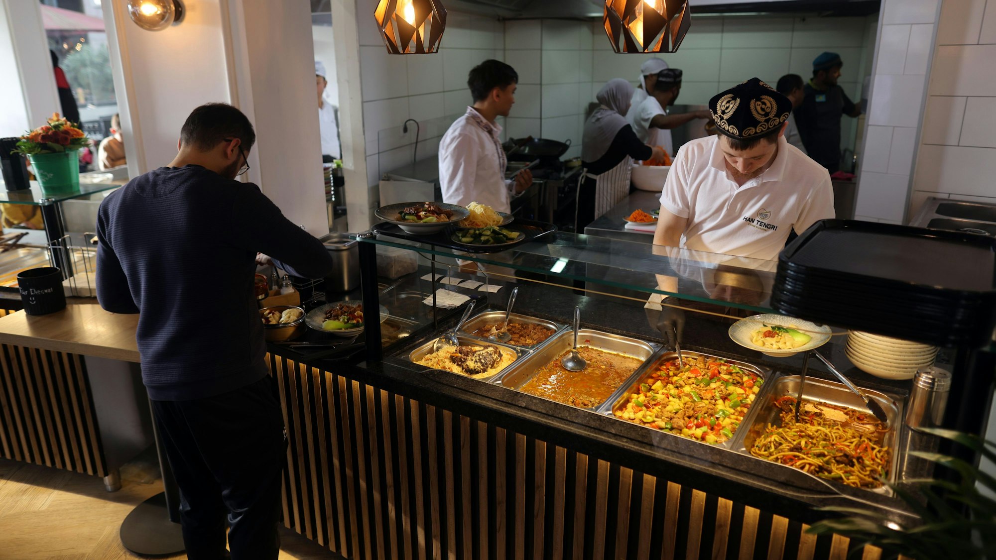 Die kleine Küche ist für alle Gäste einsehbar.