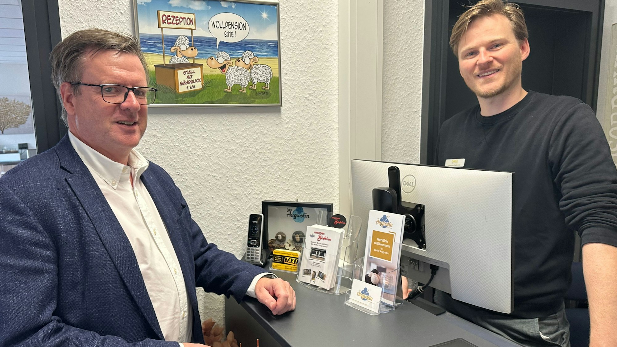 Schauspieler Johannes Zajdowicz am Empfang im Hotel „Das Augustin“ mit Hotelchef Christoph Silber-Bonz (l.).
