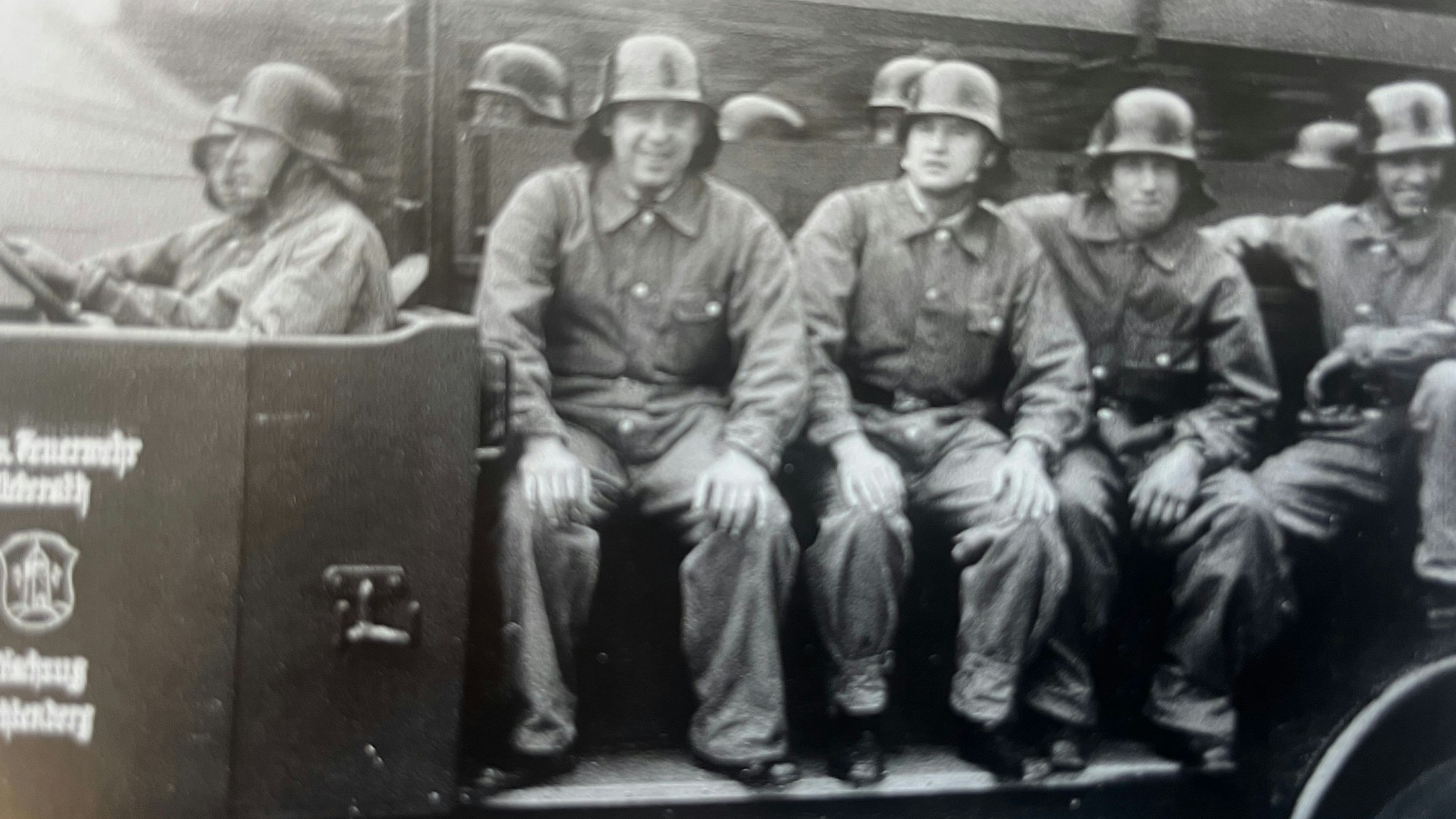 Der Löschzug Lichtenberg machte in den 1950er-Jahren mit dem neu beschafften Fahrzeug eine Übungsfahrt.