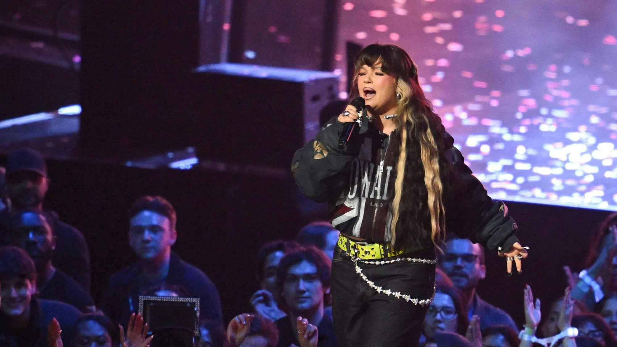 Die britische Singer-Songwriterin Lola Young trat im September bei den MTV Video Music Awards in New York auf.