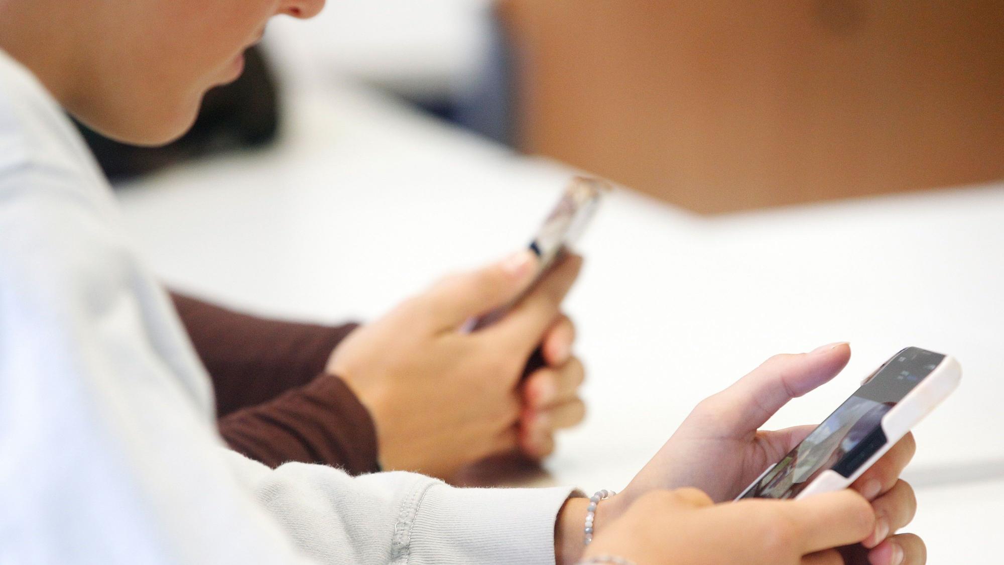 Ein seltenes Bild: Schüler halten ein Handy in der Hand.