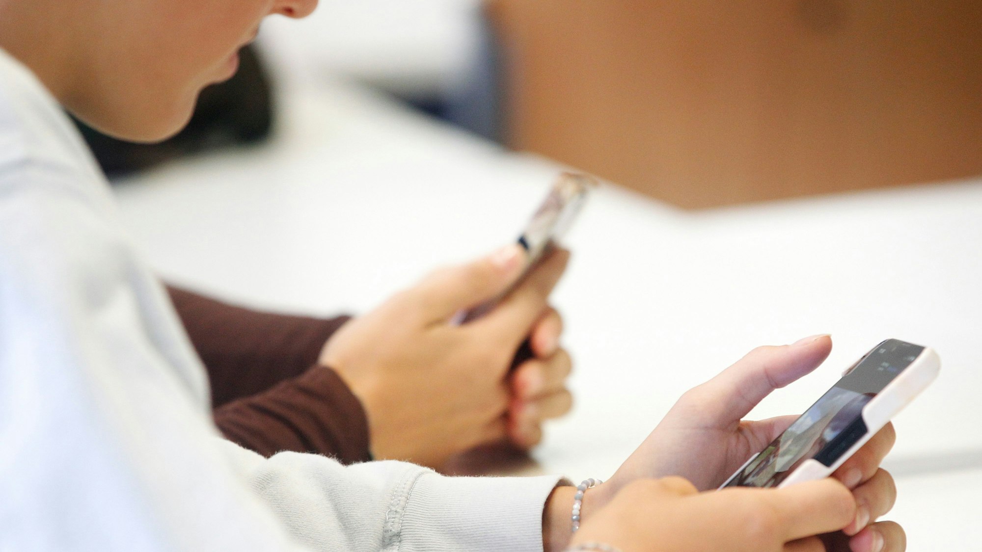 Ein seltenes Bild: Schüler halten ein Handy in der Hand.