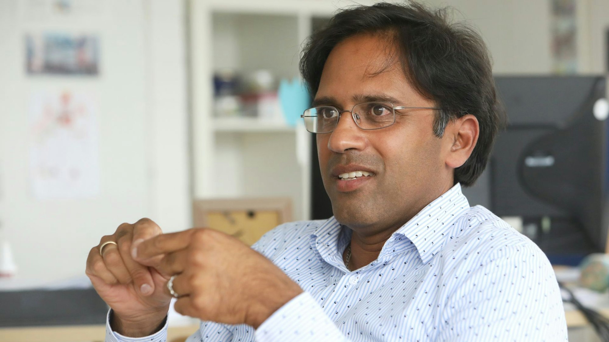 Ein Mann im Gespräch