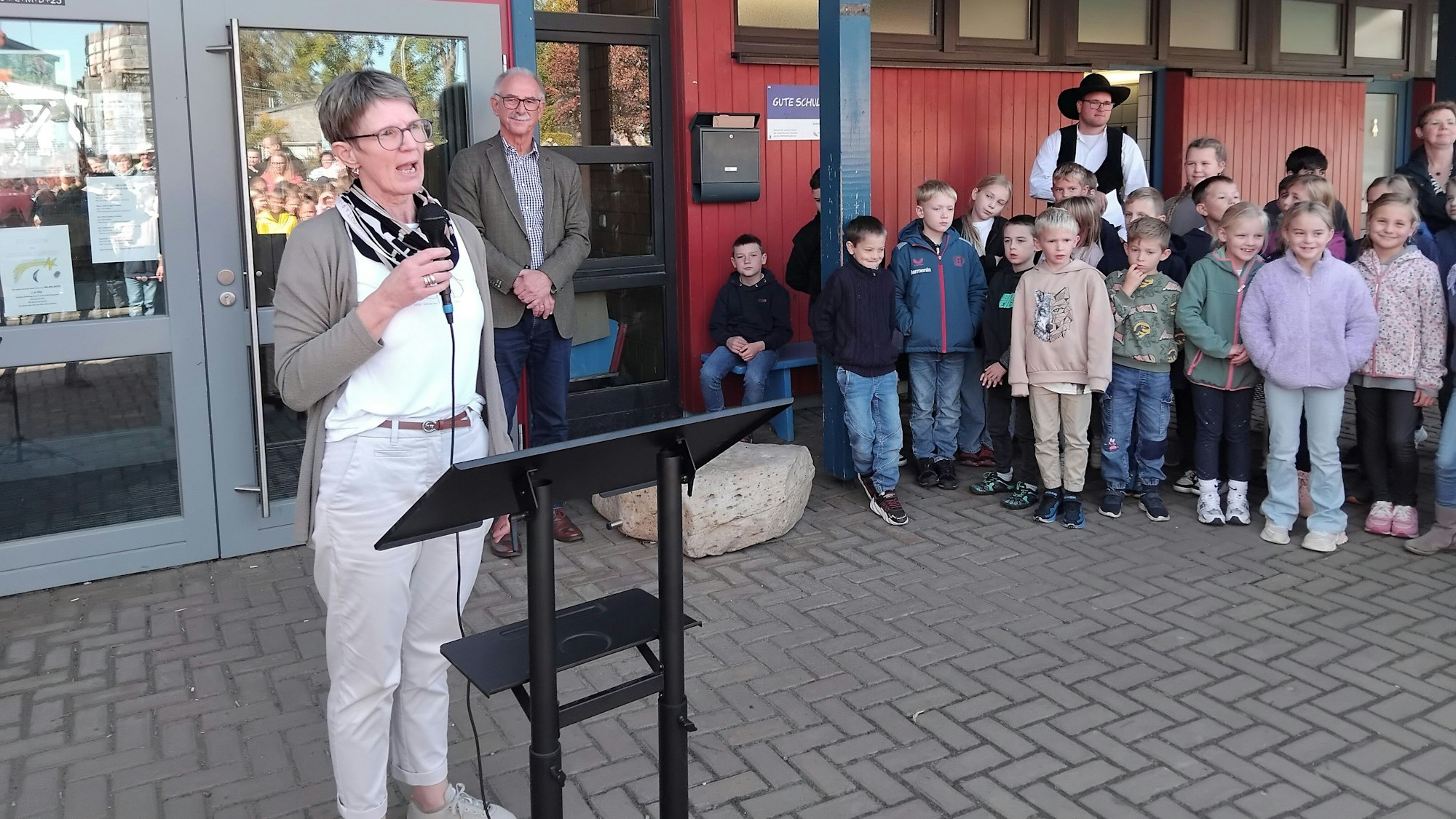 Im kommenden Sommer soll der Erweiterungsbau bezogen werden, kündigte Schulleiterin Monika Wirges beim Richtfest in Marienfeld an.