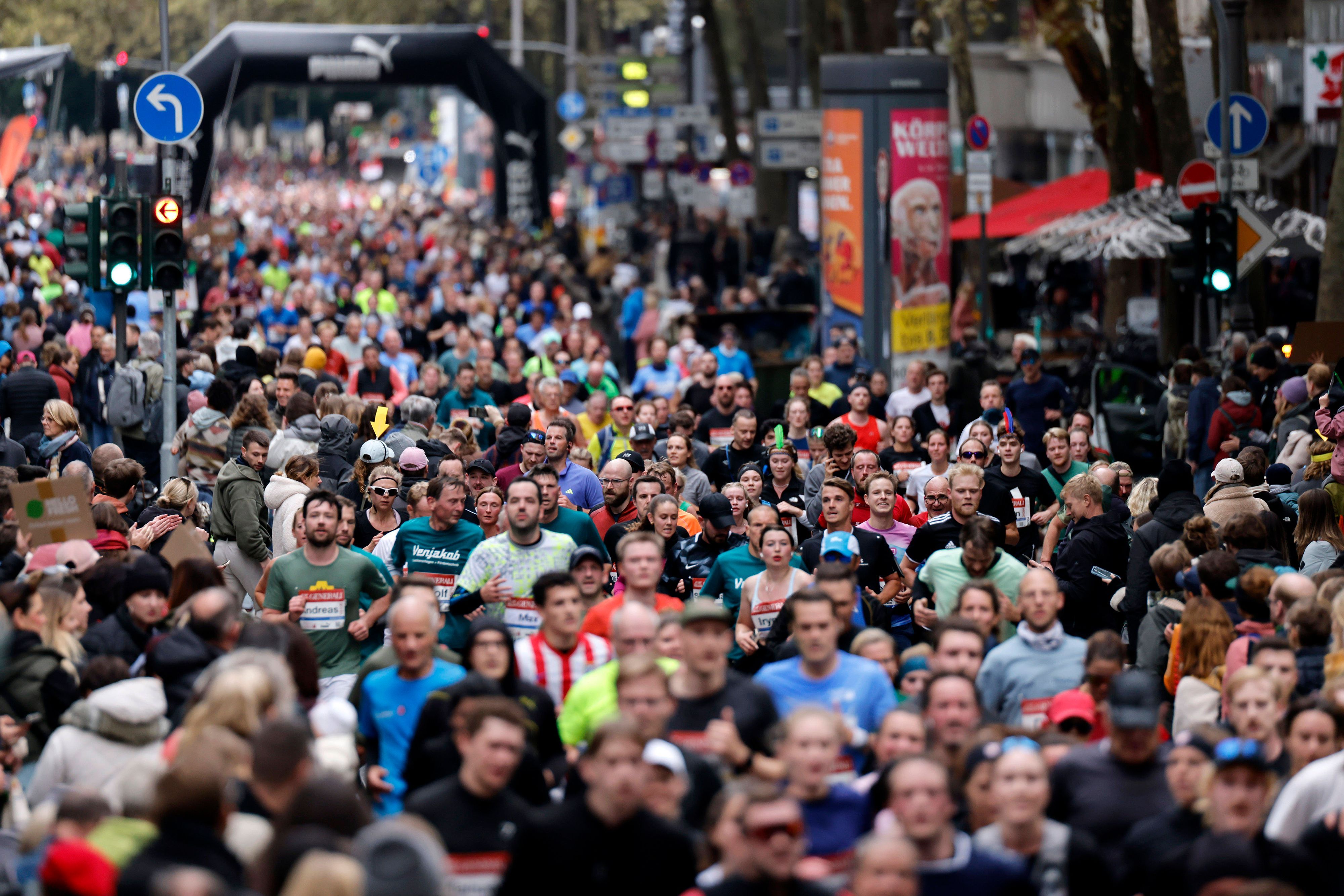 Teilnehmer beim 26. Generali Köln Marathon 2024 laufen durch die Kölner Innenstadt. Zahlreiche Zuschauer feuern die Läufer mit selbstgebastelten Plakaten an. Themenbild, Symbolbild Köln, 06.10.2024 NRW Deutschland *** Participants in the 26 Generali Cologne Marathon 2024 run through Cologne city center Numerous spectators cheer on the runners with homemade posters Theme image, symbolic image Cologne, 06 10 2024 NRW Germany Copyright: xChristophxHardtx