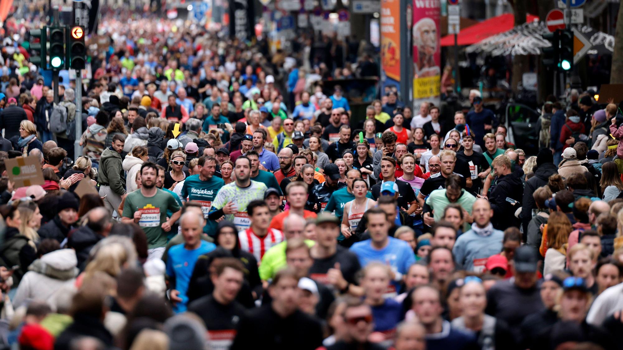 Teilnehmer beim 26. Generali Köln Marathon 2024 laufen durch die Kölner Innenstadt. Zahlreiche Zuschauer feuern die Läufer mit selbstgebastelten Plakaten an. Themenbild, Symbolbild Köln, 06.10.2024 NRW Deutschland *** Participants in the 26 Generali Cologne Marathon 2024 run through Cologne city center Numerous spectators cheer on the runners with homemade posters Theme image, symbolic image Cologne, 06 10 2024 NRW Germany Copyright: xChristophxHardtx