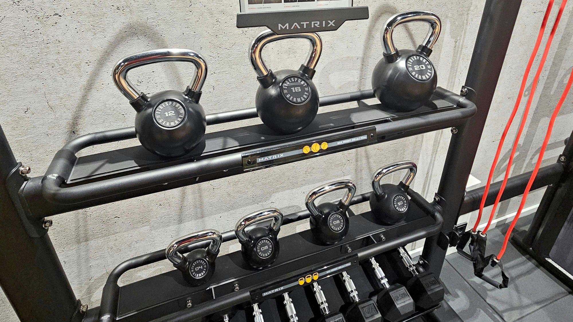 Blick auf Gewichte in verschiedenen Größen.