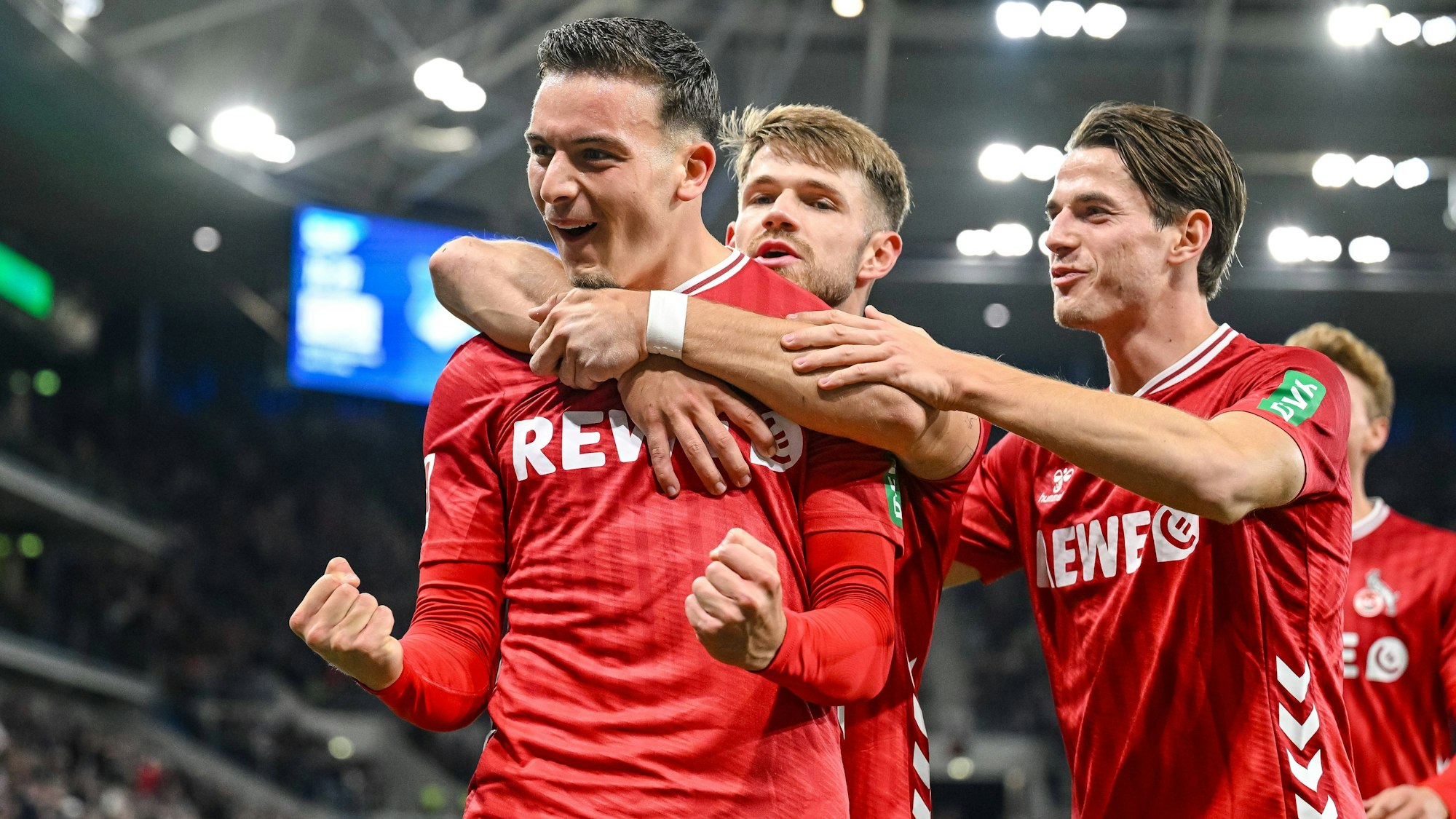 Said El Mala jubelt mit Jan Thielmann und Jakub Kaminski nach seinem Treffer zum 0:1.