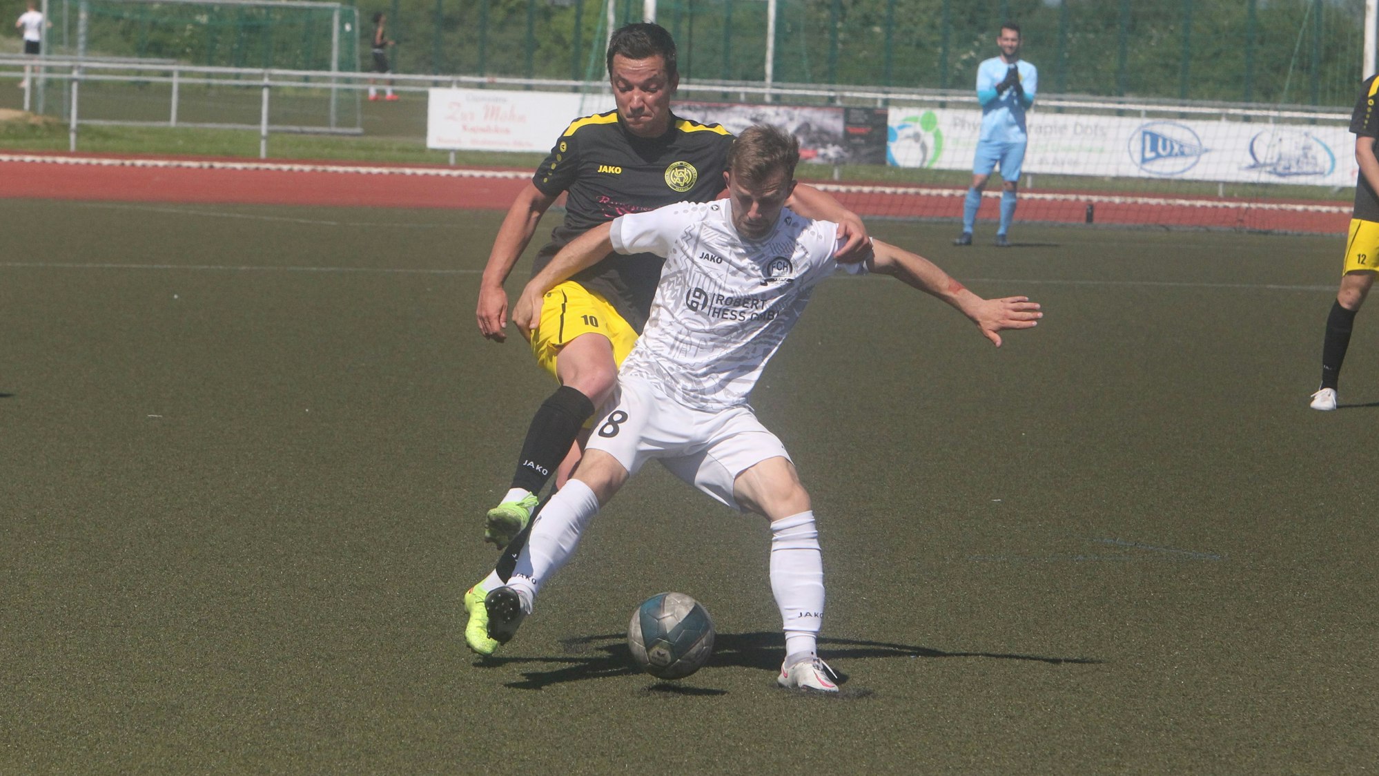 Wahlscheids Kapitän Juri Landgraf (hinten) wartet mit seiner Truppe in der Meisterschaft weiter auf den ersten Dreier.