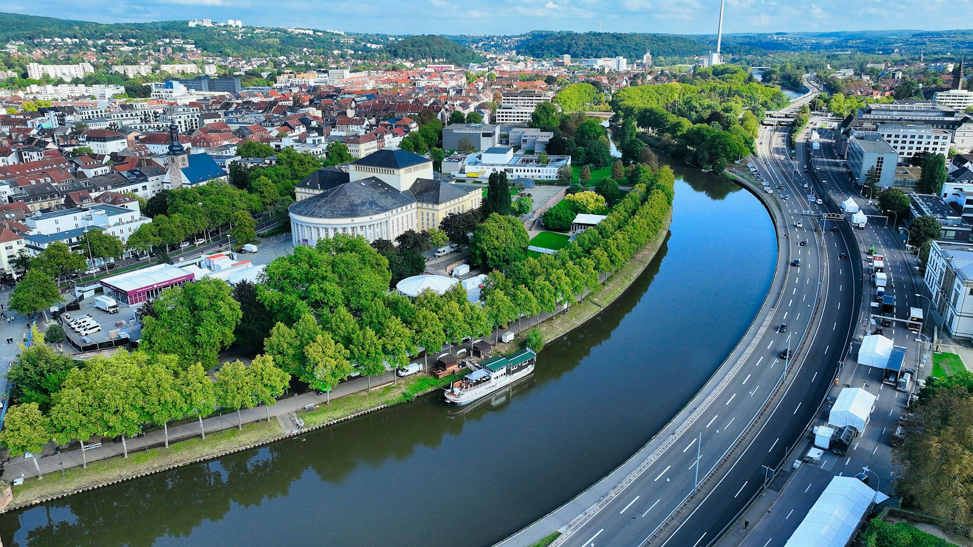 Blick von der Schlossmauer in Richtung Saarbrückener Staatstheater: Dort entstehen bereits Zelte und Stände während der Aufbauarbeiten für die Feierlichkeiten am 3. Oktober (Luftaufnahme mit einer Drohne).