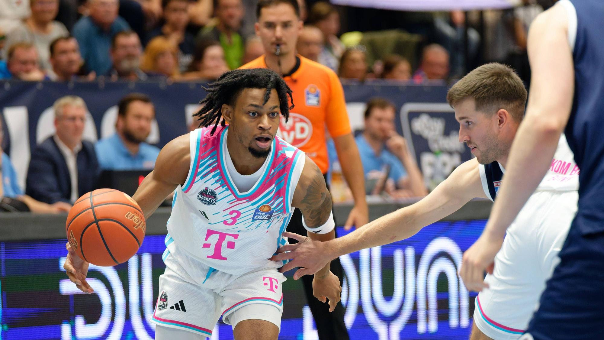 Bei seinem Debüt für die Baskets sah sich Zach Cooks (links) Spencer Reaves vom Mitteldeutschen BC gegenüber.