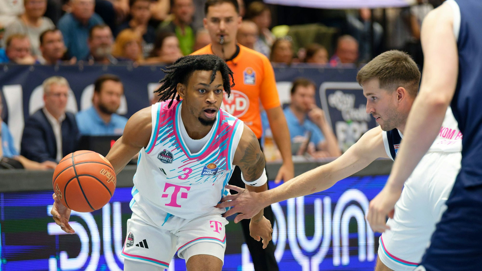 Bei seinem Debüt für die Baskets sah sich Zach Cooks (links) Spencer Reaves vom Mitteldeutschen BC gegenüber.