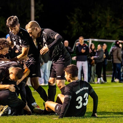 Das Bild zeigt die Jubeltraube nach dem zwischenzeitlichen Ausgleich.