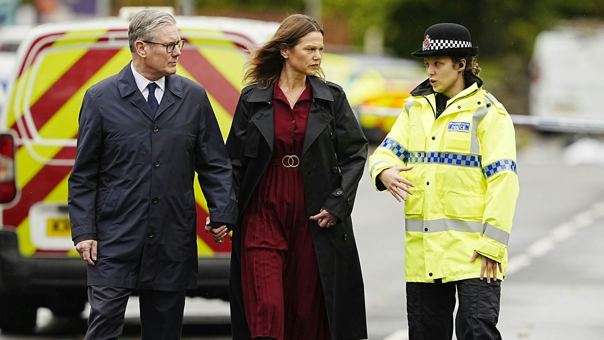 dpatopbilder - 03.10.2025, Großbritannien, Manchester: Premierminister Keir Starmer (l) und Victoria Starmer bei einem Besuch bei der Synagoge der Heaton Park Hebrew Congregation in Crumpsall, wo zwei Menschen bei einem Terroranschlag ums Leben kamen. Foto: Peter Byrne/PA Wire/dpa +++ dpa-Bildfunk +++