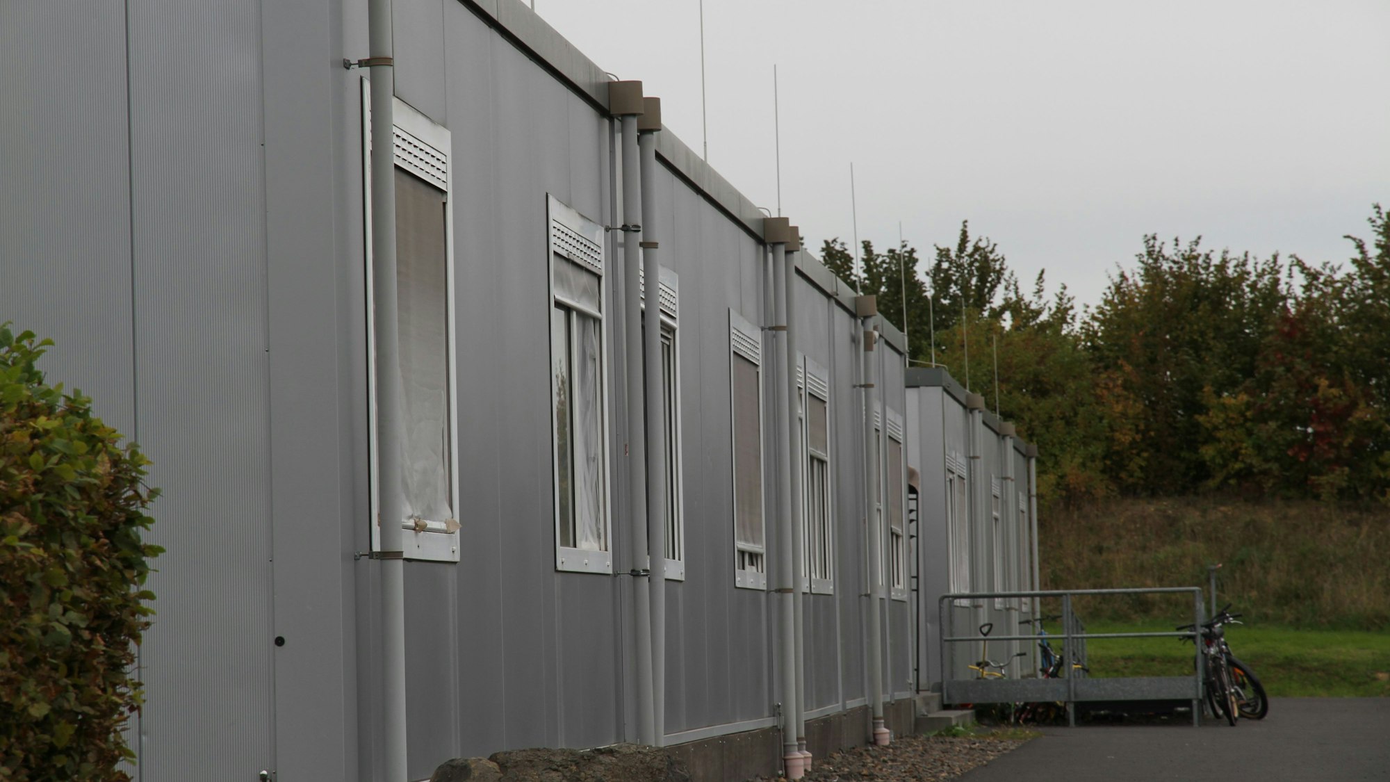 Aufnahme der Flüchtlingsunterkunft in Lohmar-Birk: Graue Container reihen sich aneinander.