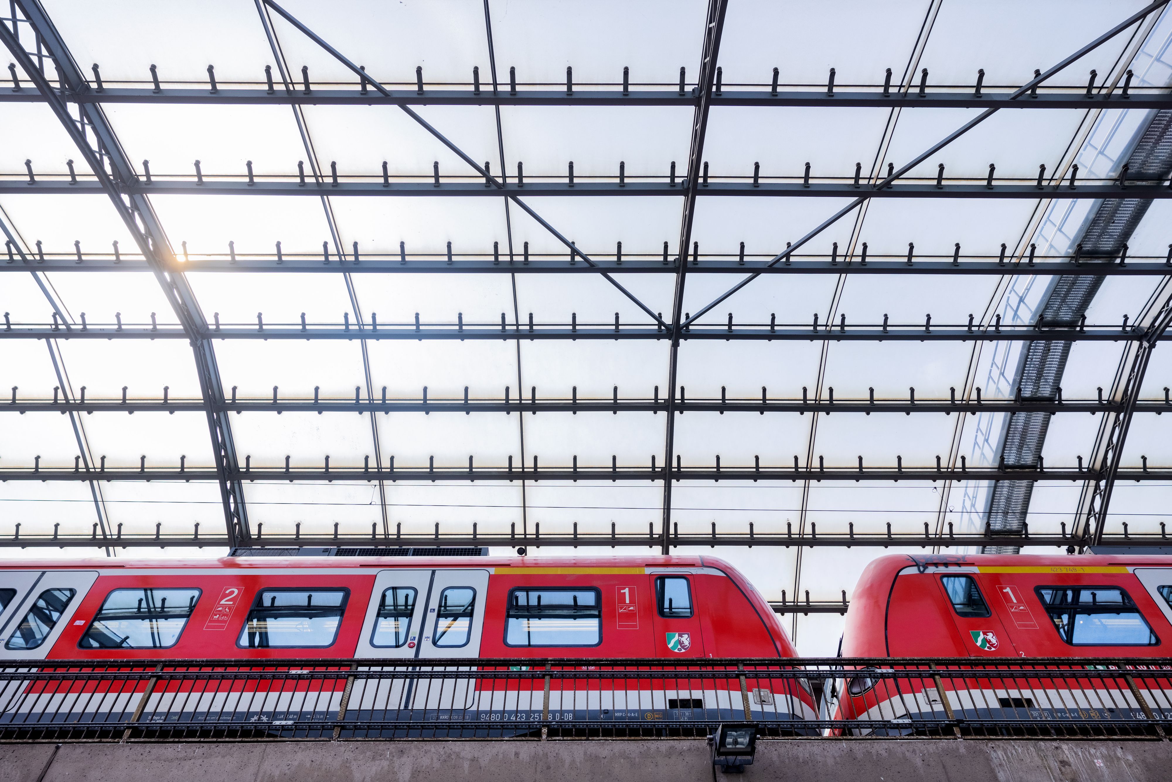 Eine Regionalbahn der Deutschen Bahn (DB) verlässt den Kölner Hauptbahnhof.