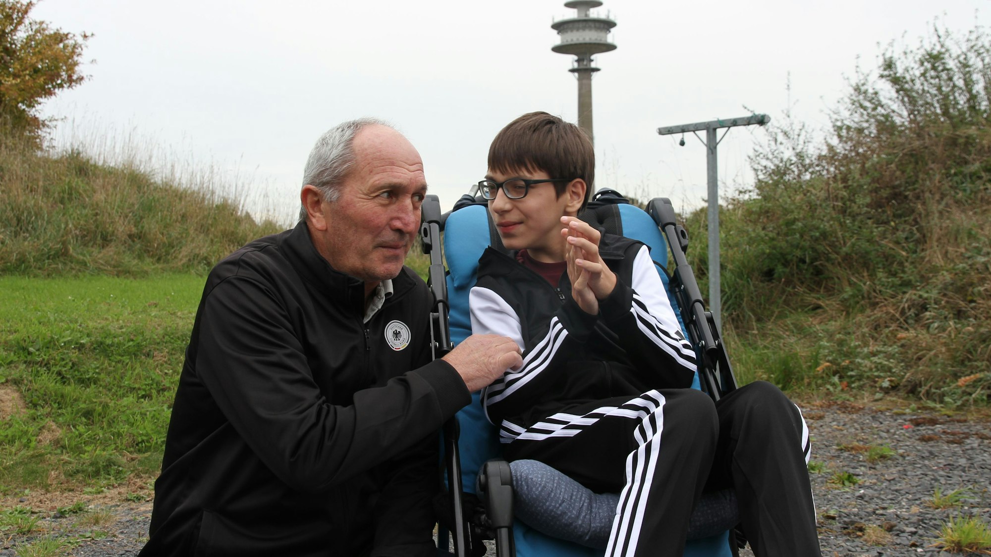 Einer Familie aus Georgien mit einem behinderten Kind droht die Abschiebung, Merab Sharia mit seinem Sohn Bagrat