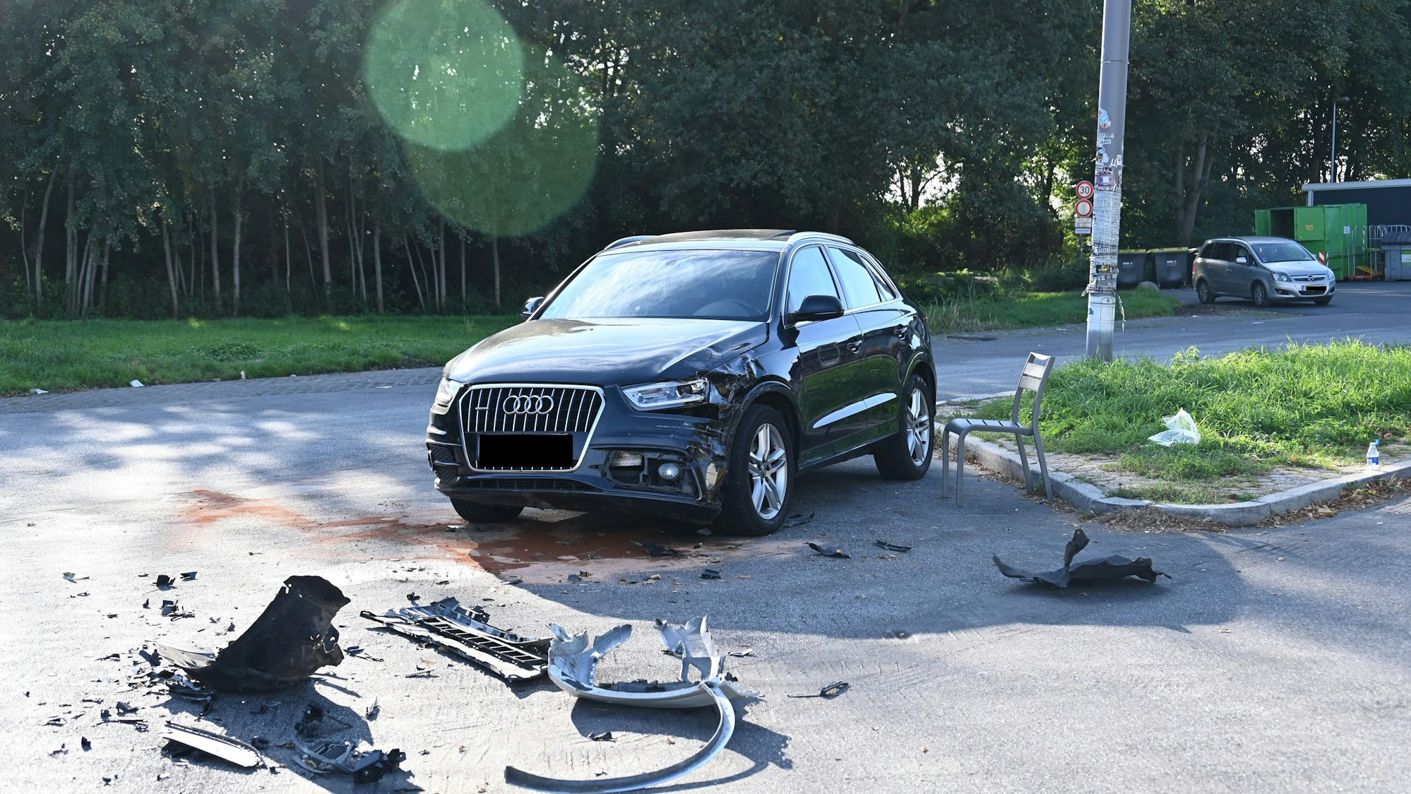 Auf der Rastanlage Bedburg in Richtung Koblenz ist ein Pkw erst in einen Sprinter und danach in zwei geparkte Autos gefahren. Nach dem Unfall ist der Pkw weiter Richtung Koblenz von der Unfallstelle geflüchtet. Die Polizei konnte das stark beschädigte Auto ca. 1000 Meter vor der Abfahrt Bergheim ausfindig machen.