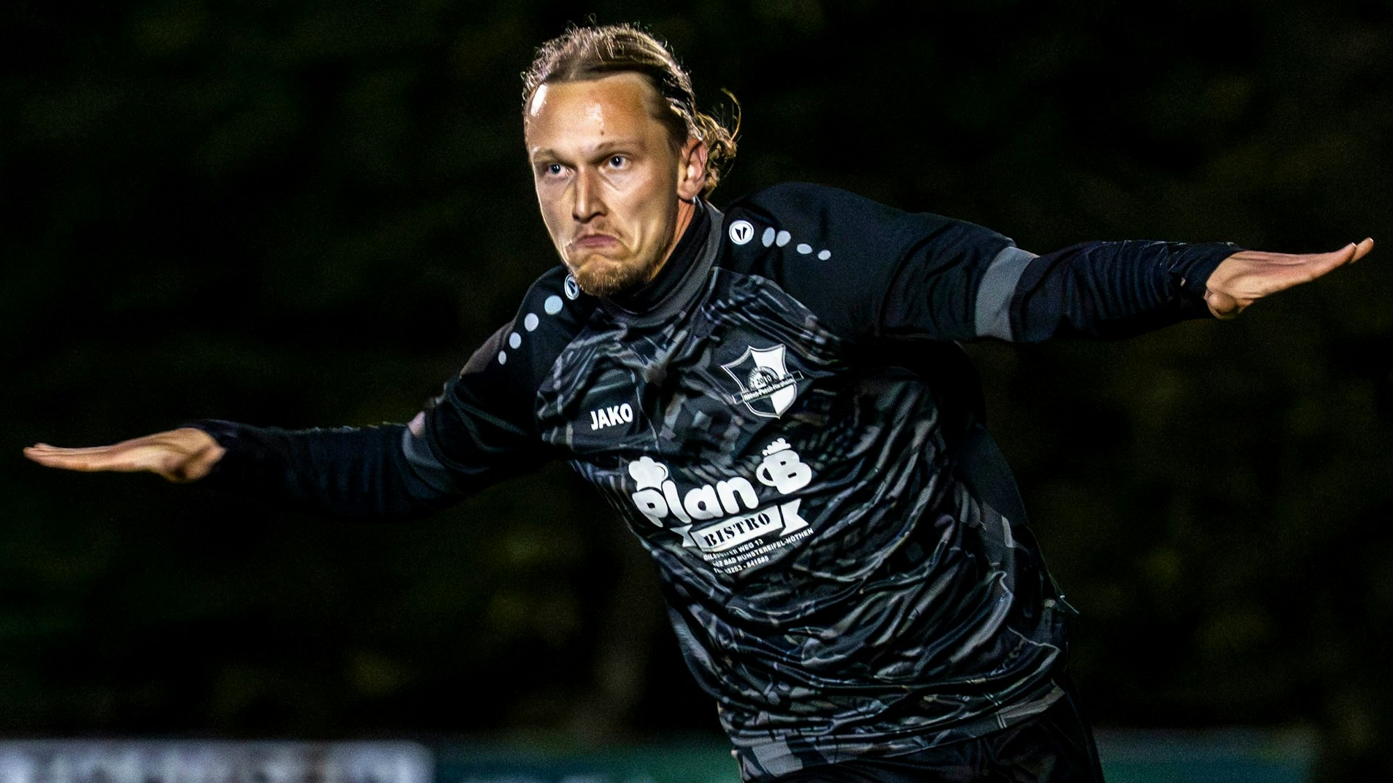 Das Bild zeigt den Offensivspieler, der nach seinem Treffer die Arme seitlich abgestreckt hat.