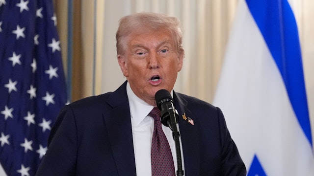 29.09.2025, USA, Washington: US-Präsident Donald Trump spricht während einer Pressekonferenz mit Israels Ministerpräsident Netanjahu im State Dining Room des Weißen Hauses. Foto: Alex Brandon/AP/dpa +++ dpa-Bildfunk +++