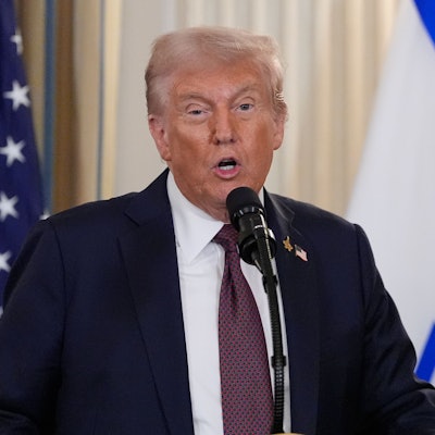 29.09.2025, USA, Washington: US-Präsident Donald Trump spricht während einer Pressekonferenz mit Israels Ministerpräsident Netanjahu im State Dining Room des Weißen Hauses. Foto: Alex Brandon/AP/dpa +++ dpa-Bildfunk +++