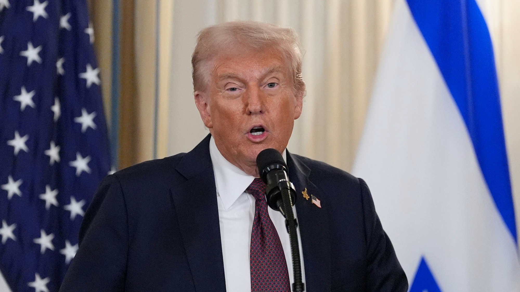 29.09.2025, USA, Washington: US-Präsident Donald Trump spricht während einer Pressekonferenz mit Israels Ministerpräsident Netanjahu im State Dining Room des Weißen Hauses. Foto: Alex Brandon/AP/dpa +++ dpa-Bildfunk +++