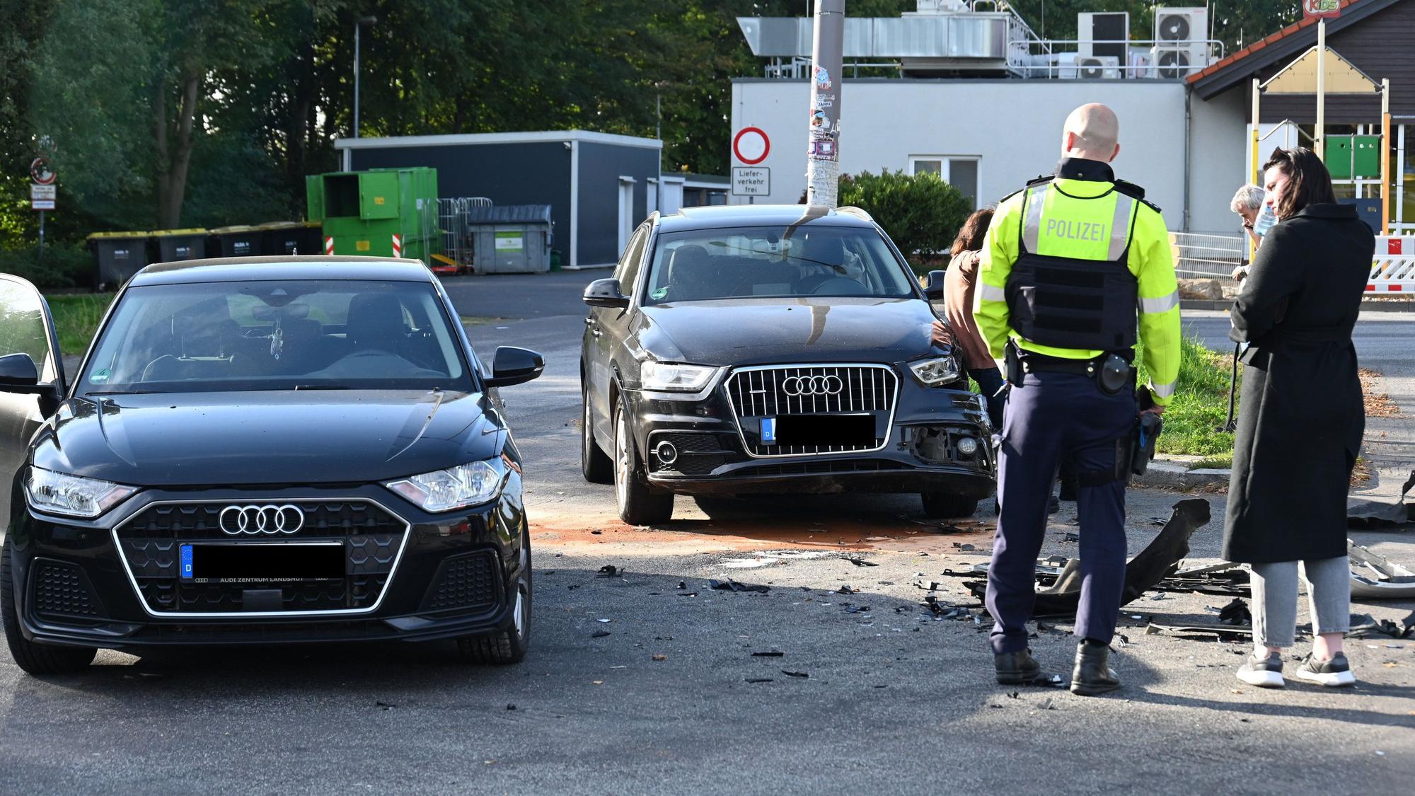 Zwei Autos wurden stark beschädigt.