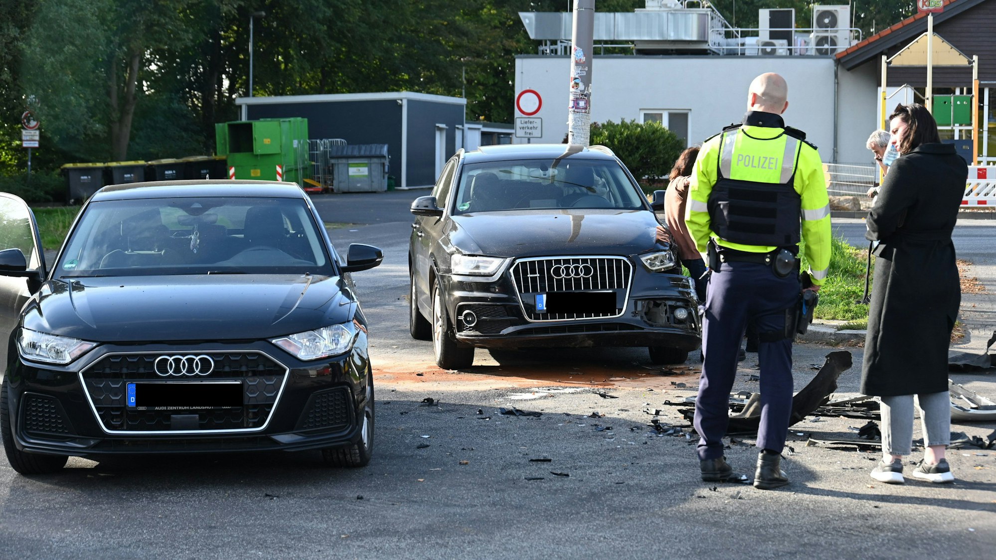 Zwei Autos wurden stark beschädigt.