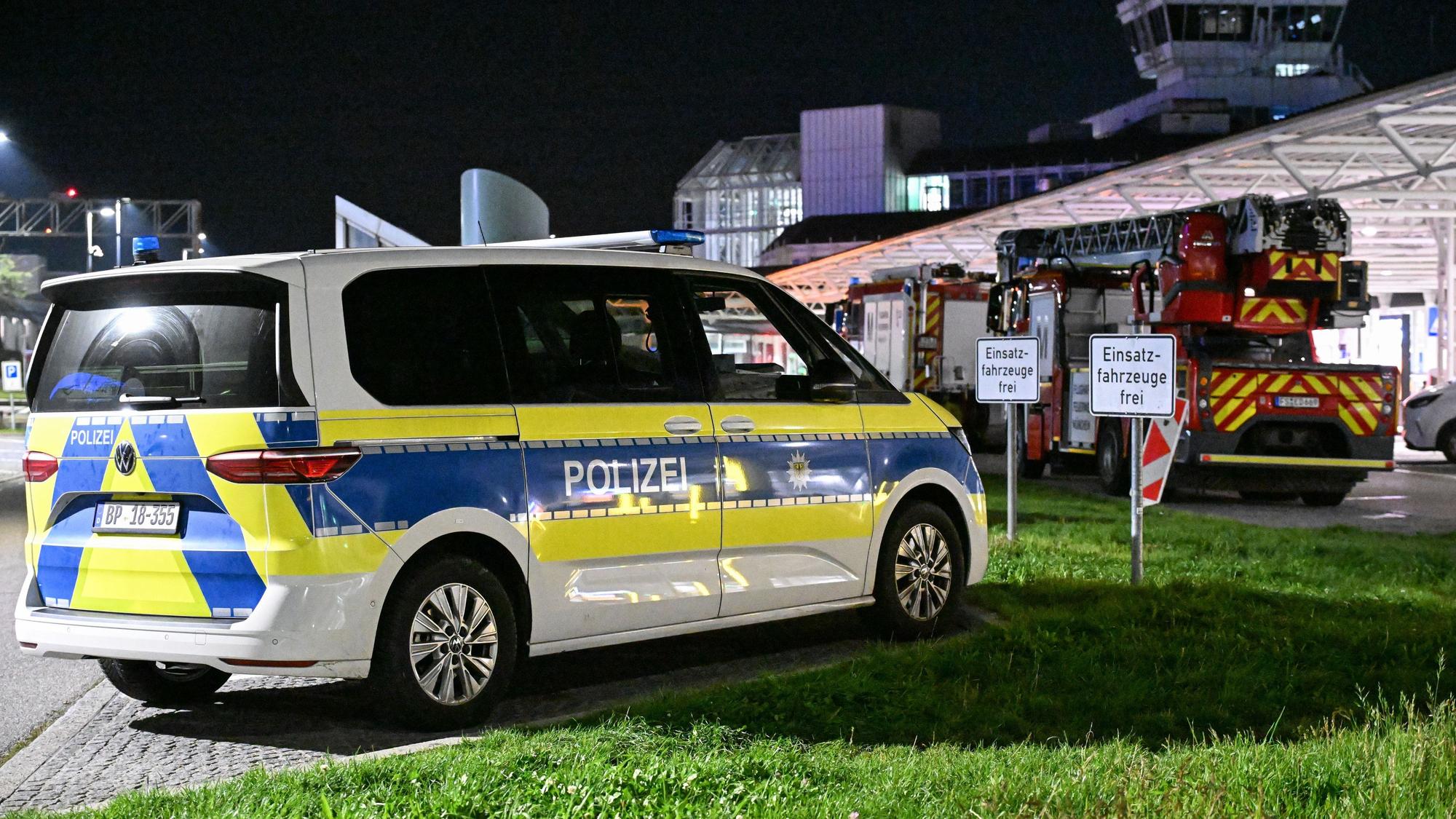 Polizei und Feuerwehr sind nach Drohnensichtungen und Flugausfällen am Flughafen München im Einsatz.