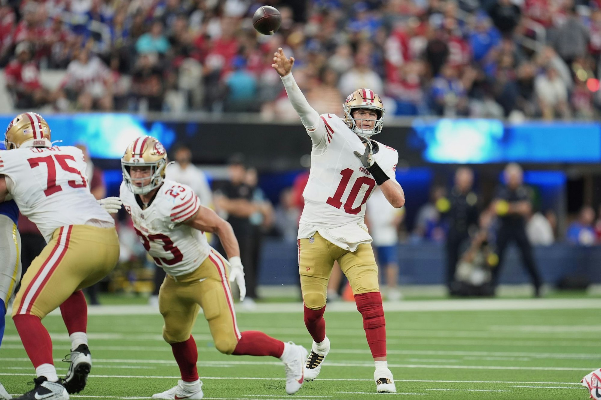 Ersatz-Quarterback Mac Jones führte die 49ers mit einer starken Leistung an.