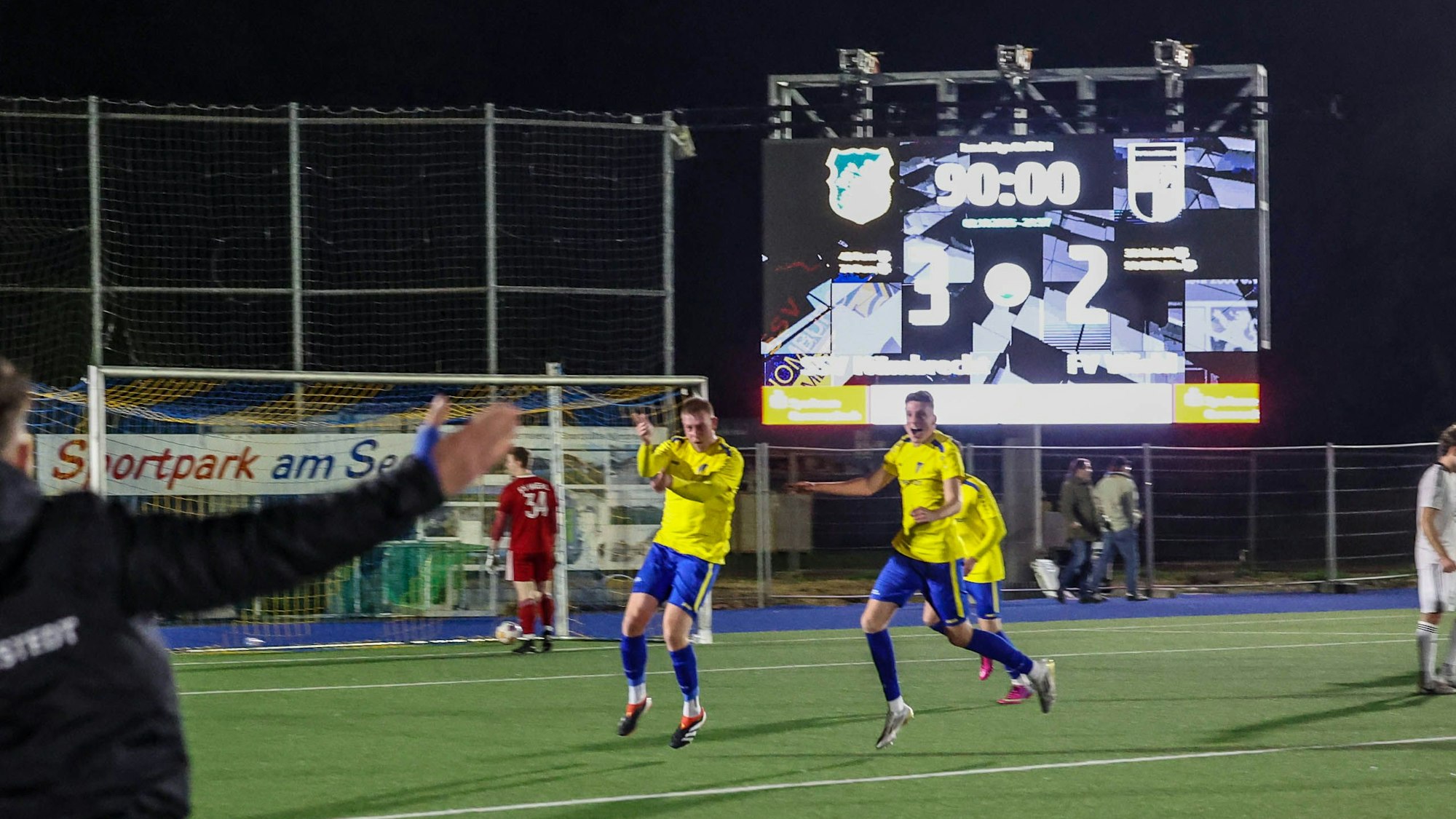 Die Nümbrechter jubeln, während im Hintergrund auf der großen Anzeigetafel das 3:2 zu lesen ist.