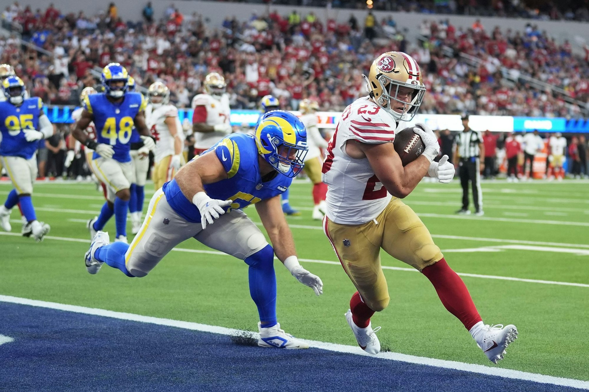 Christian McCaffrey (r) feierte mit den San Francisco 49ers einen überraschenden Sieg in Los Angeles.