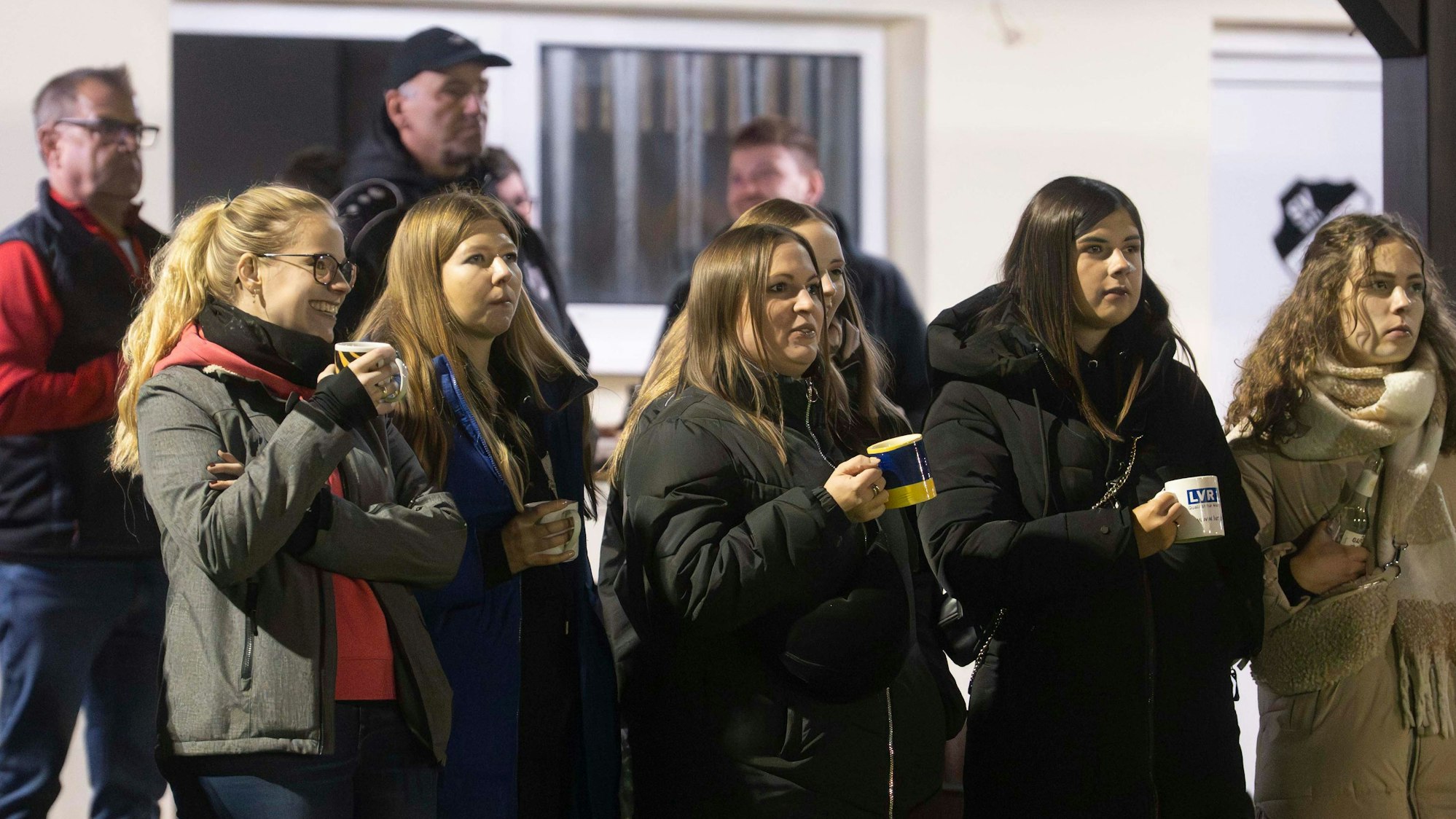 Das Bild zeigt einen Teil der Zuschauer des Pokalspiels zwischen der SpVg Nöthen-Pesch-Harzheim und dem TuS Zülpich.