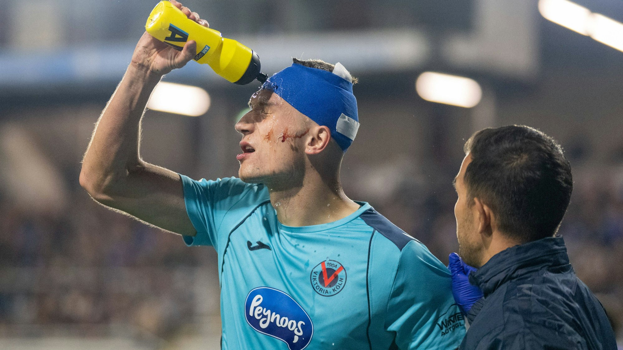 Christoph Greger 15 Viktoria Koeln 1904 hat am Kopf eine Platzwunde. Giesst sich ueber den Verband Wasser, TSV 1860 Muenchen vs. Viktoria Koeln 1904, 3. Liga, 9. Spieltag, 01.10.2025 DFB regulations prohibit any use of photographs as image sequences and/or quasi-video Muenchen Bayern Deutschland *** Christoph Greger 15 Viktoria Koeln 1904 has a laceration on his head Pours water over his bandage, TSV 1860 Muenchen vs Viktoria Koeln 1904, 3 Liga, 9 Spieltag, 01 10 2025 DFB regulations prohibit any use of photographs as image sequences and or quasi video Muenchen Bayern Germany Copyright: xkolbert-press/UlrichxGamelx