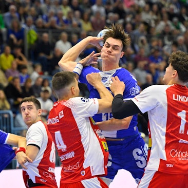 Gummersbachs Miro Schluroff wird von der Eisenacher Abwehr gestoppt.