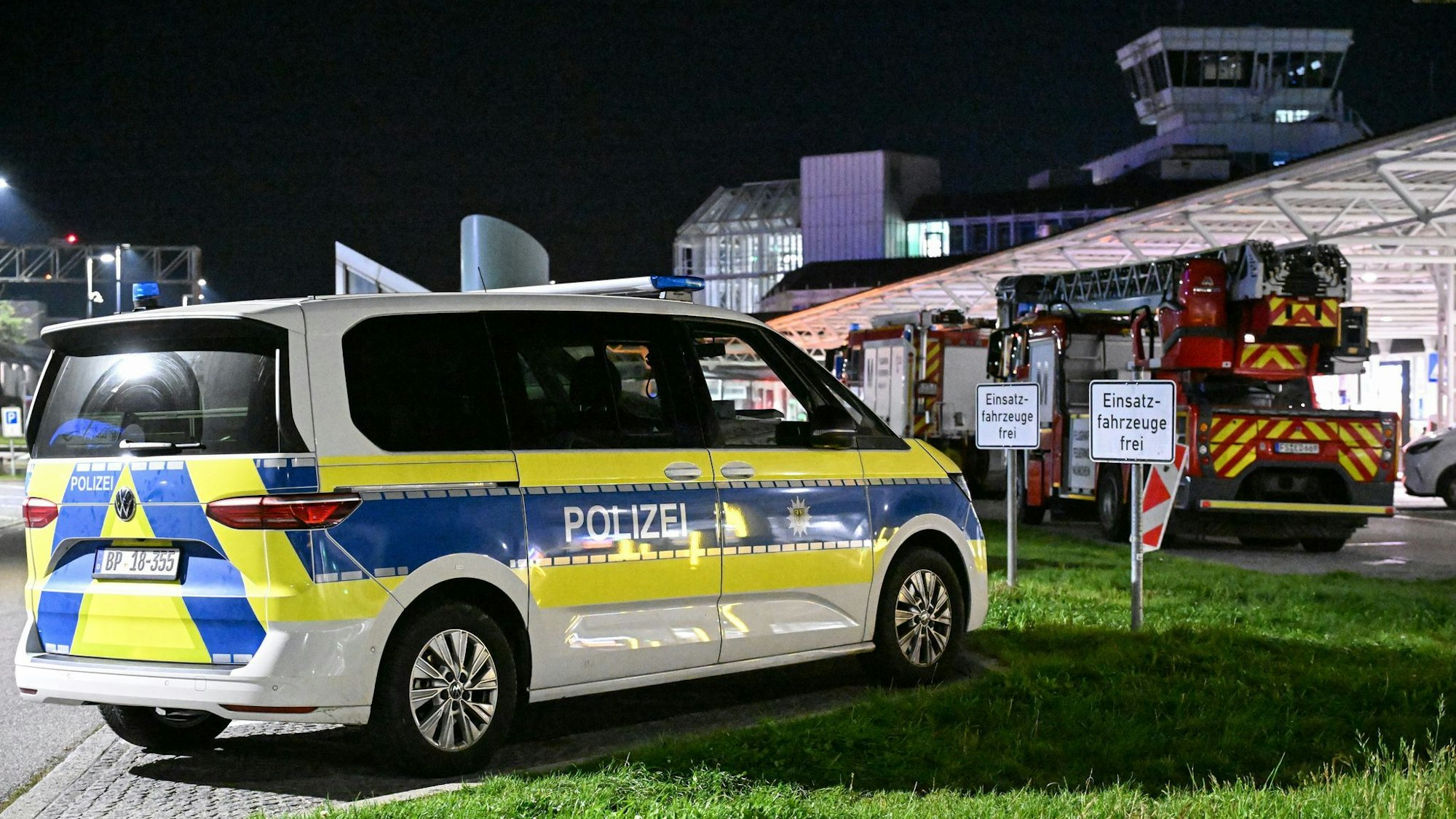 Polizei und Feuerwehr sind nach Drohnensichtungen und Flugausfällen am Flughafen München im Einsatz.