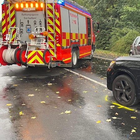 Ein Feuerwehrauto steht an einer Unfallstelle in Bergheim-Kenten.