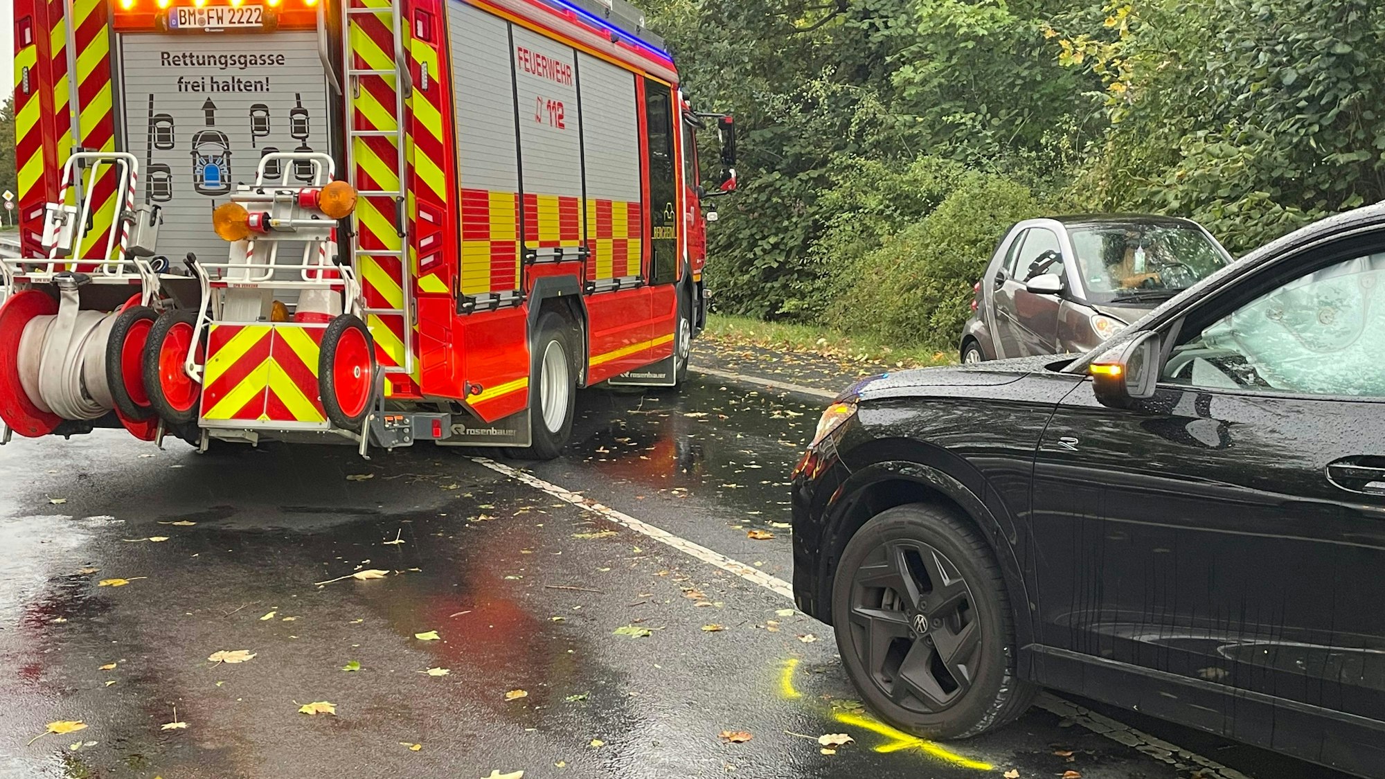 Ein Feuerwehrauto steht an einer Unfallstelle in Bergheim-Kenten.