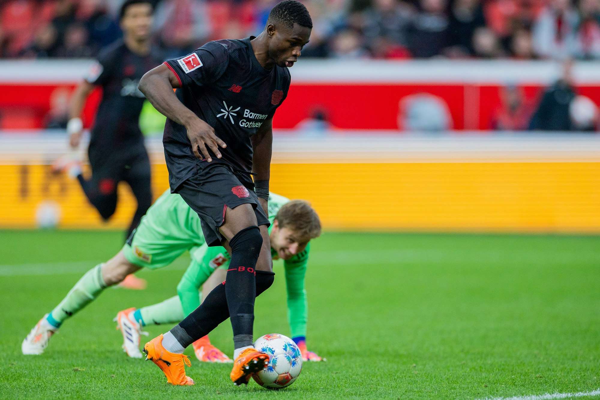 Leverkusens Christian Kofane (l) trifft zum 2:0 nach einem Patzer von Berlins Torwart Frederik Rönnow.