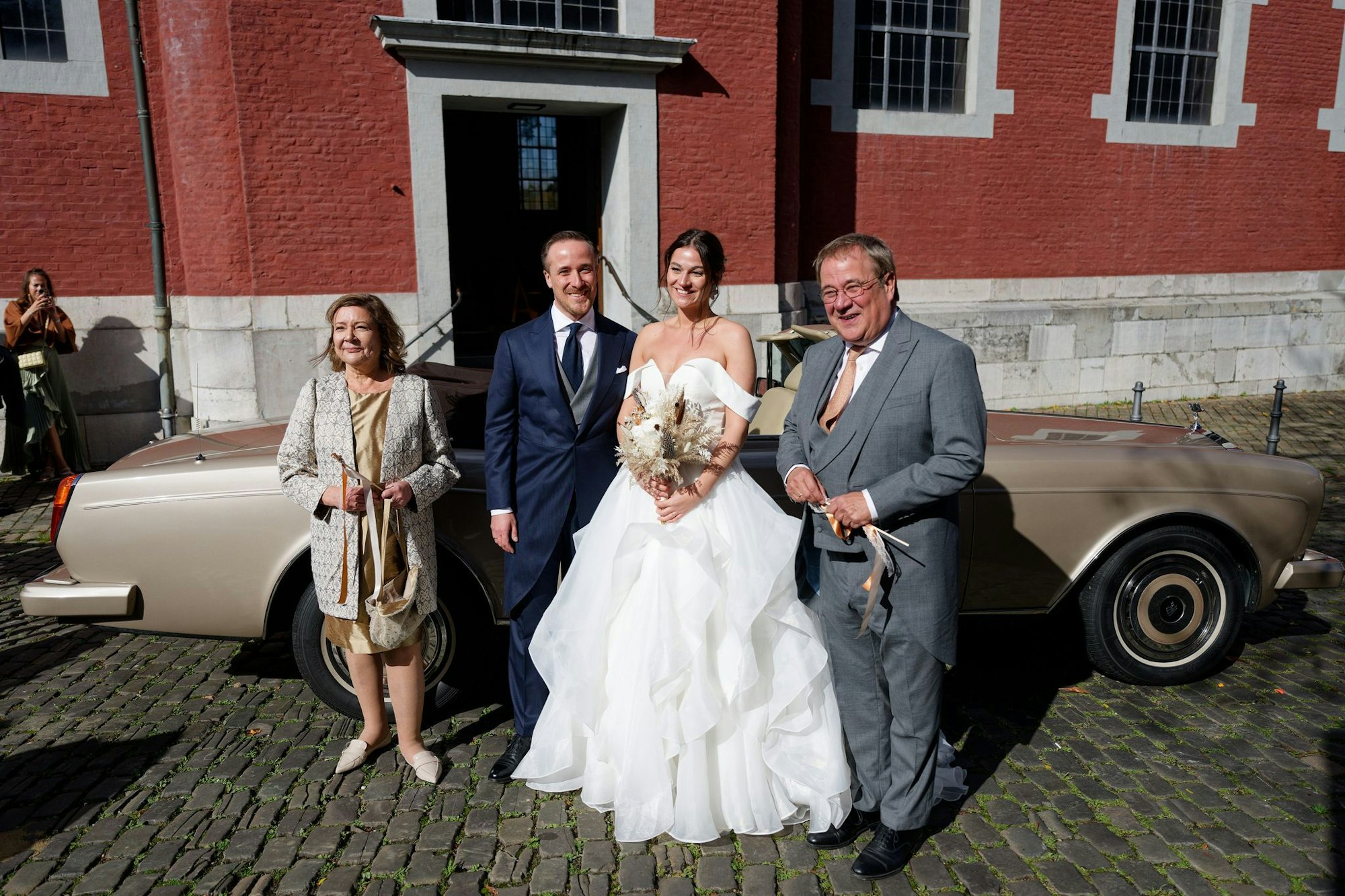 Joe Laschets Eltern - der Politiker Armin Laschet und seine Frau Susanne - posieren nach der Hochzeit mit dem Brautpaar.