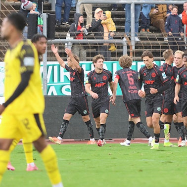 Fortuna Köln bejubelt Timo Bornemann, der den Ausgleich erzielte